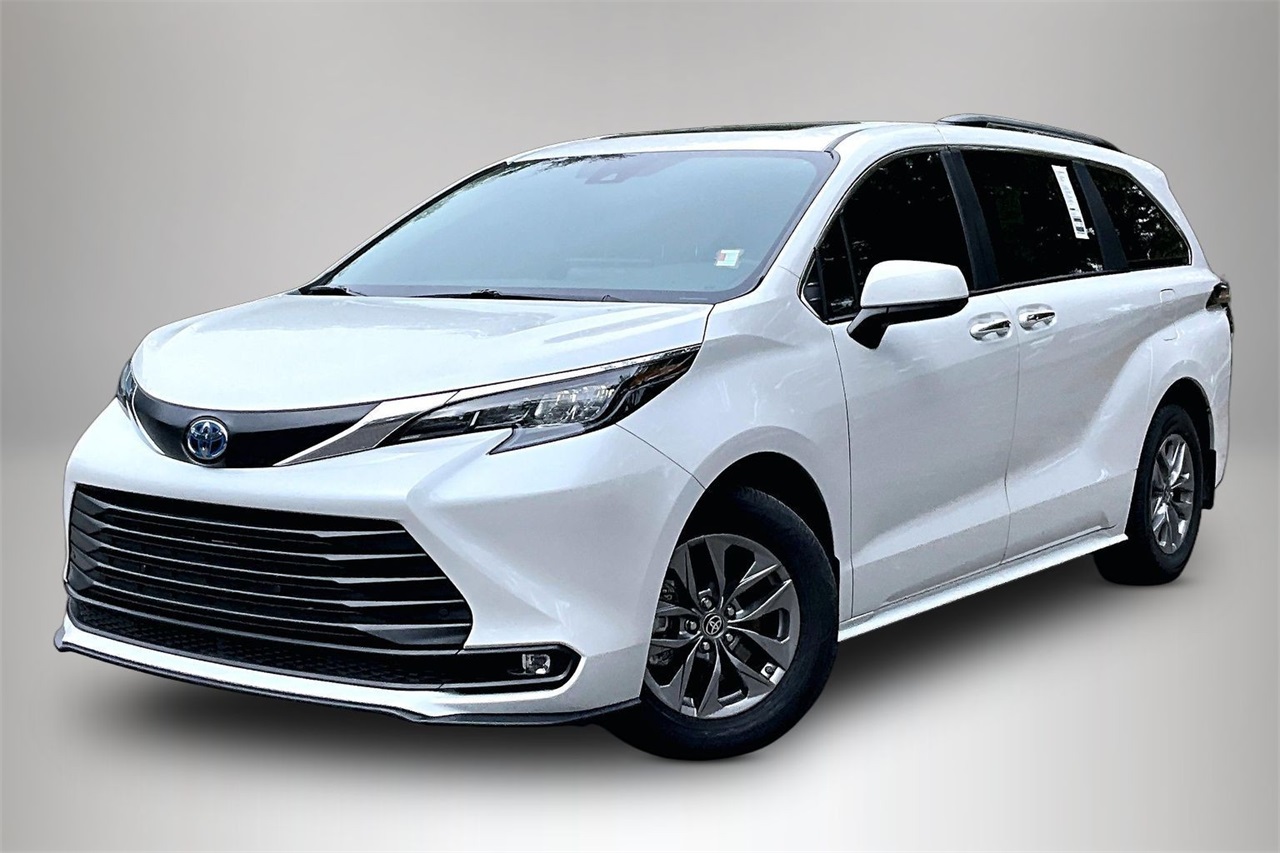 2025 Toyota Sienna XLE 7-Passenger FWD