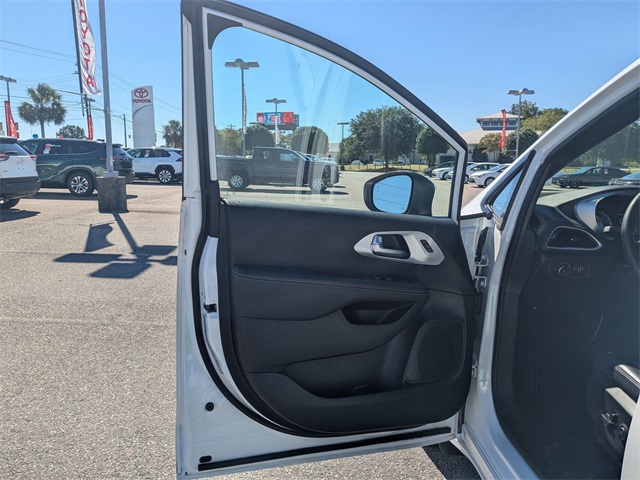 2023 Chrysler Pacifica Touring L White at Browns Ford of Amsterdam