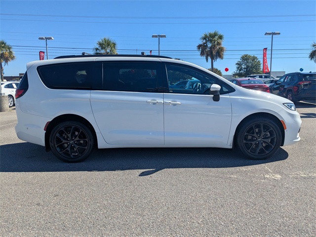 2023 Chrysler Pacifica Touring L White at Browns Ford of Amsterdam