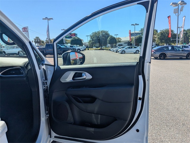 2023 Chrysler Pacifica Touring L White at Browns Ford of Amsterdam