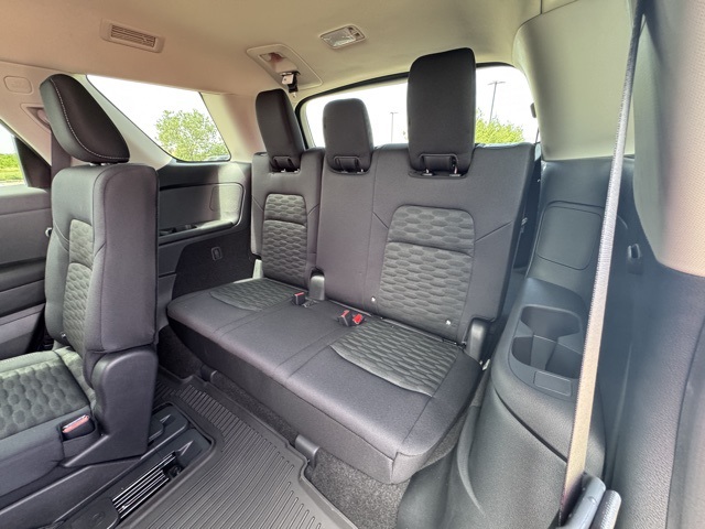 2025 Nissan Pathfinder SV photo 2
