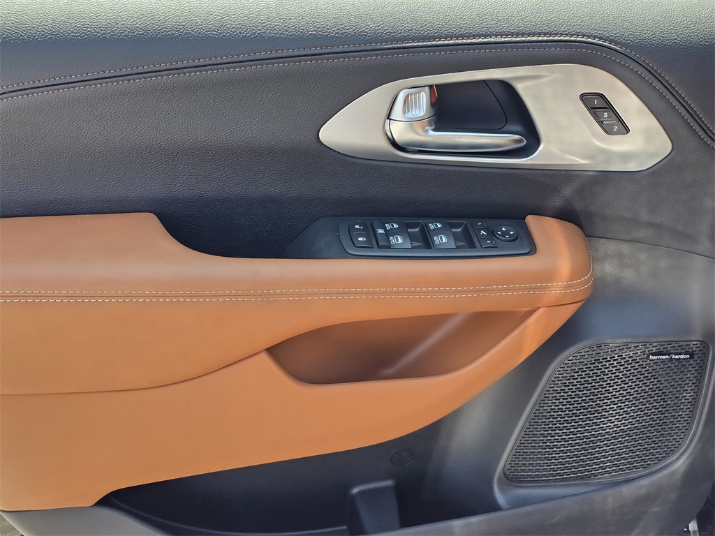 2026 Chrysler Pacifica Pinnacle Black at Victoria Chrysler Dodge Jeep Ram