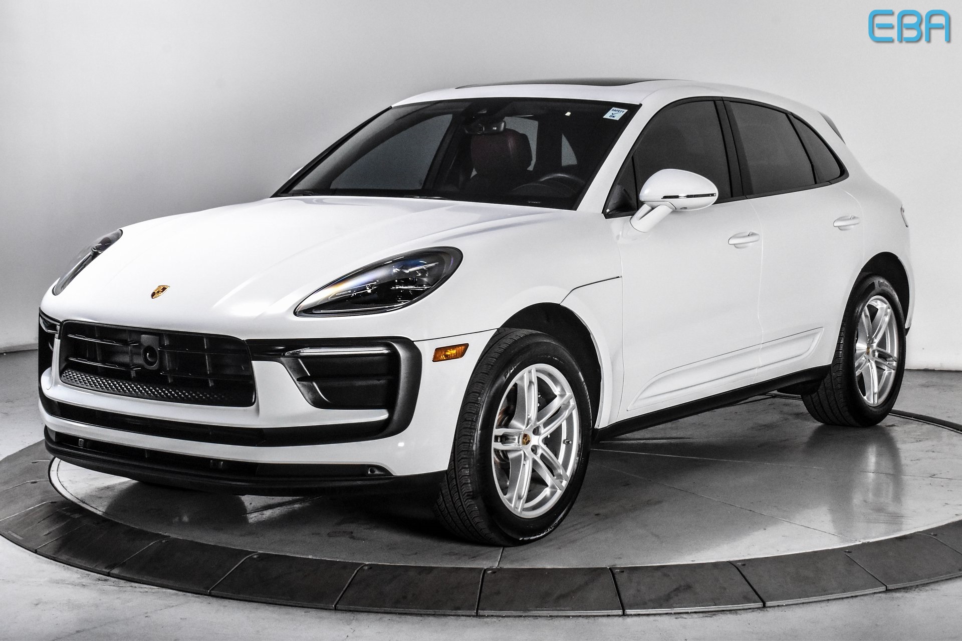 2024 Porsche Macan Base photo 2