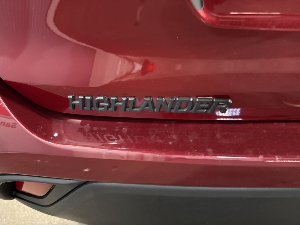 Thumbnail: 2022 Toyota Highlander - 22