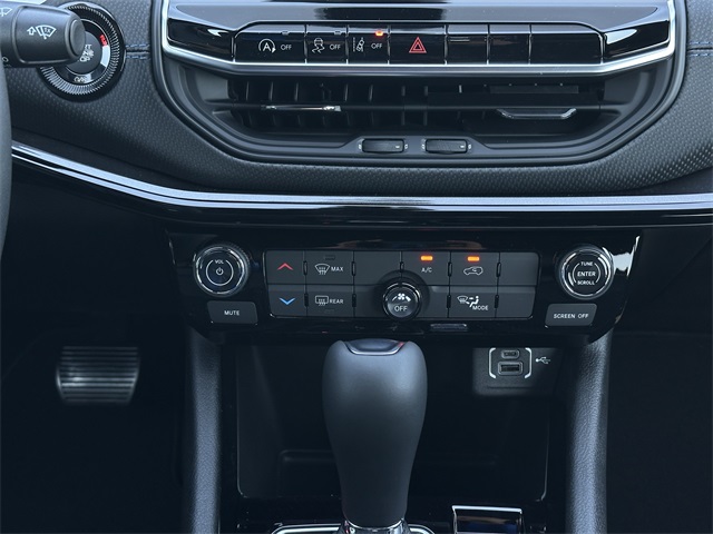 2026 Jeep Compass Latitude White/off-white at River Oaks CDJR