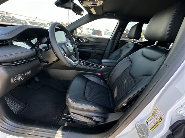 2026 Jeep Compass Latitude White/off-white at River Oaks CDJR