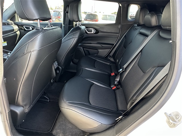 2026 Jeep Compass Latitude White/off-white at River Oaks CDJR