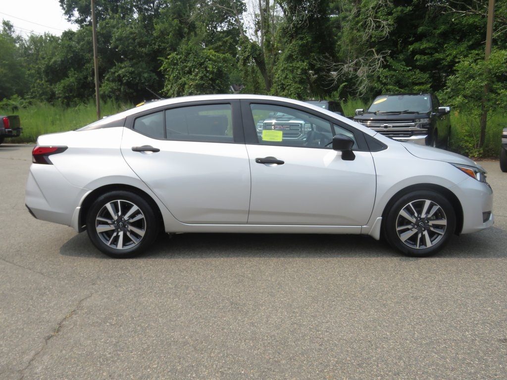 2023 Nissan Versa 1.6 S photo 2