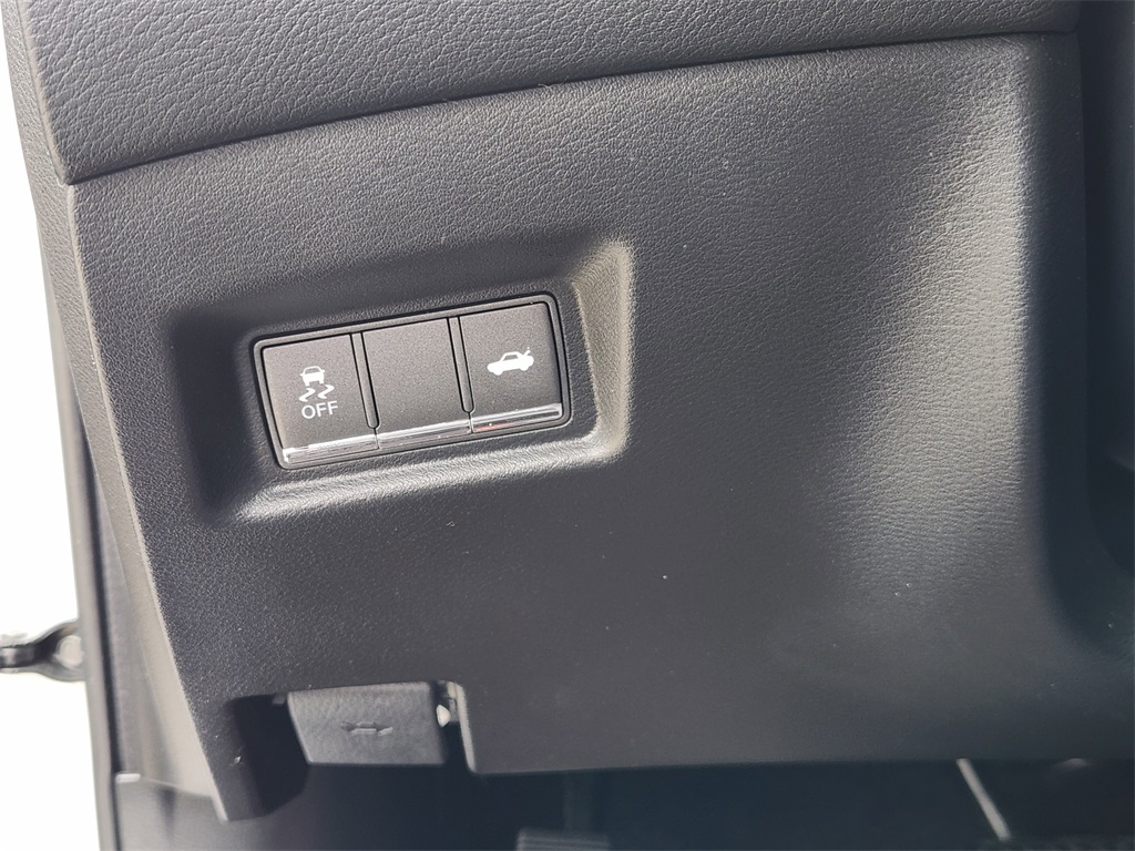 2014 INFINITI Q50 Base Silver at DeMontrond Auto Country