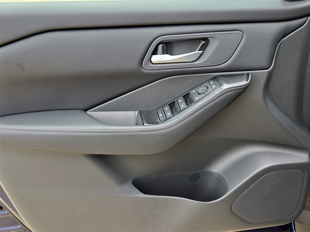 2026 Nissan Rogue SV photo 15
