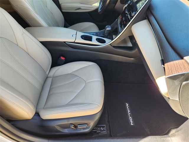2020 Toyota Avalon XLE Beige at Community Honda