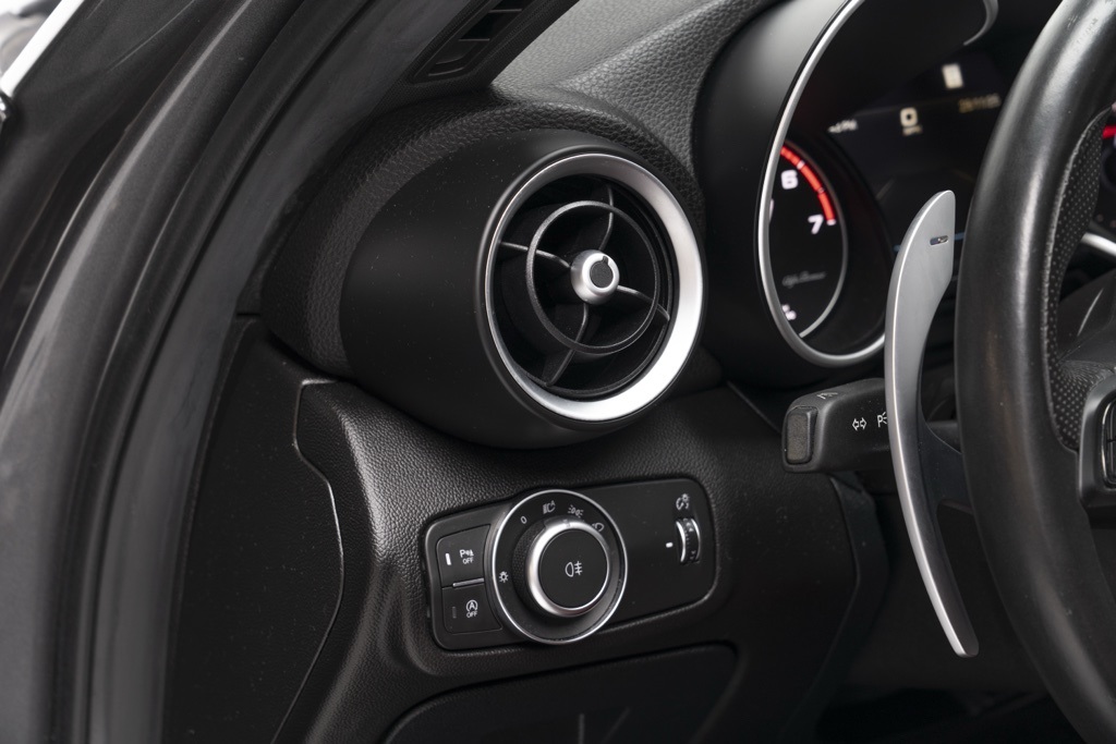 2022 Alfa Romeo Giulia Veloce - Photo 17