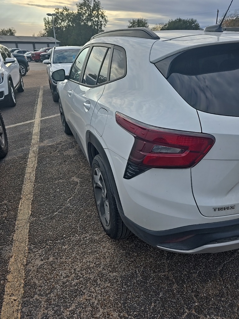 2024 Chevrolet Trax LT - 3