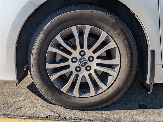 2019 Toyota Sienna XLE White at Emmons Autoplex