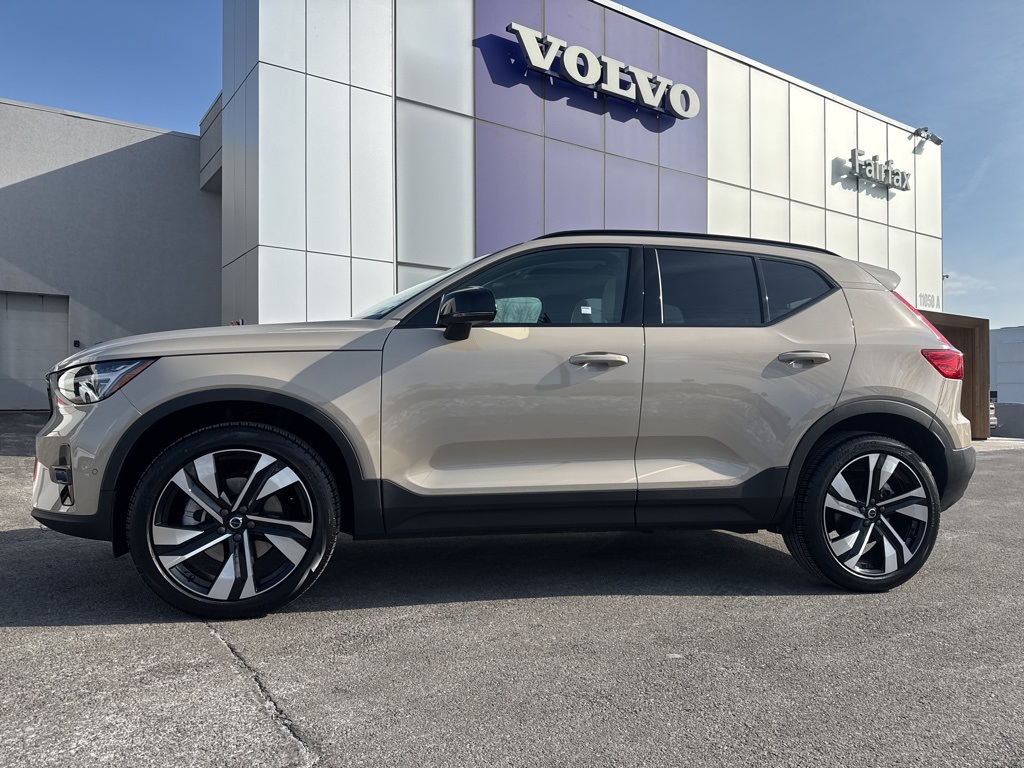 2025 Volvo XC40 B5 Ultra Dark Theme AWD