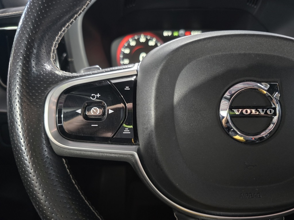 Thumbnail: 2018 Volvo XC60 - 16