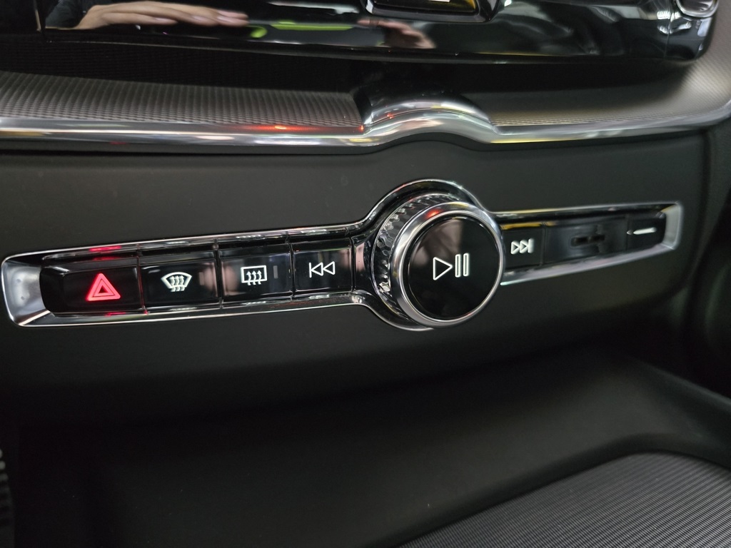 Thumbnail: 2018 Volvo XC60 - 23