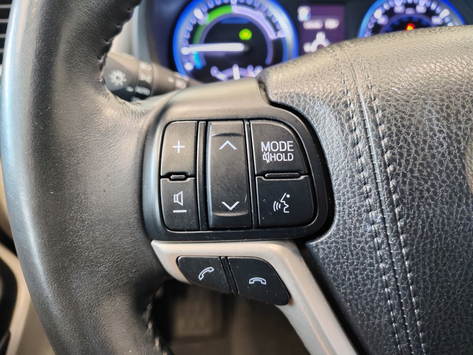 Used Car 2018 Toyota Highlander Hybrid  Limited For Sale Under $30,000 In San Antonio, Texas
