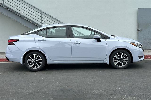 2025 Nissan Versa 1.6 SV photo 2