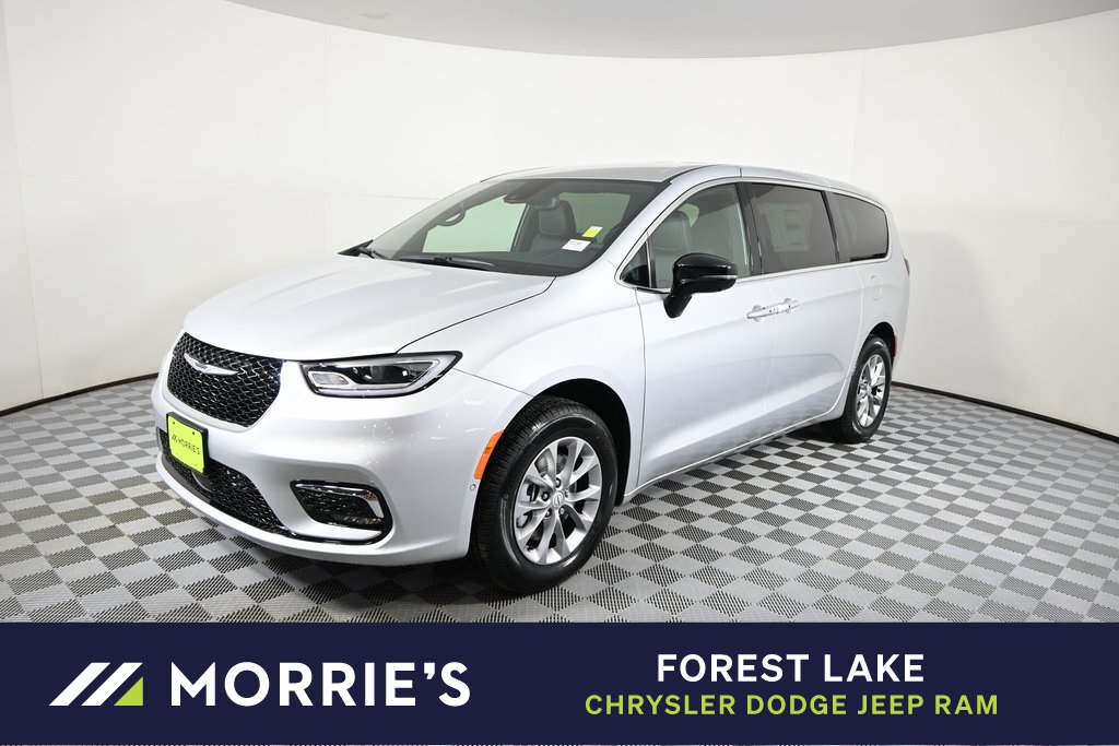 2026 Chrysler Pacifica Select's photo