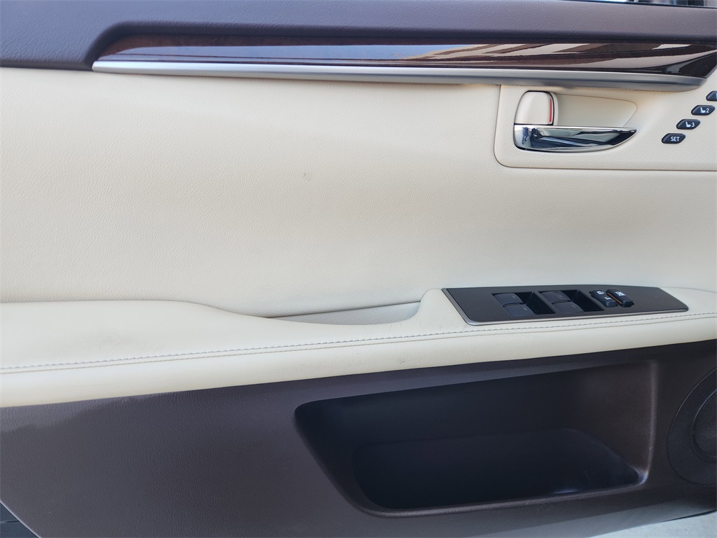 2016 Lexus ES 350 Black at Ultimate Motorsports