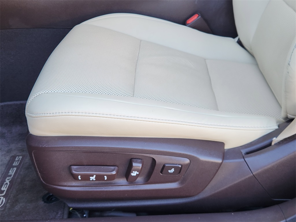 2016 Lexus ES 350 Black at Ultimate Motorsports