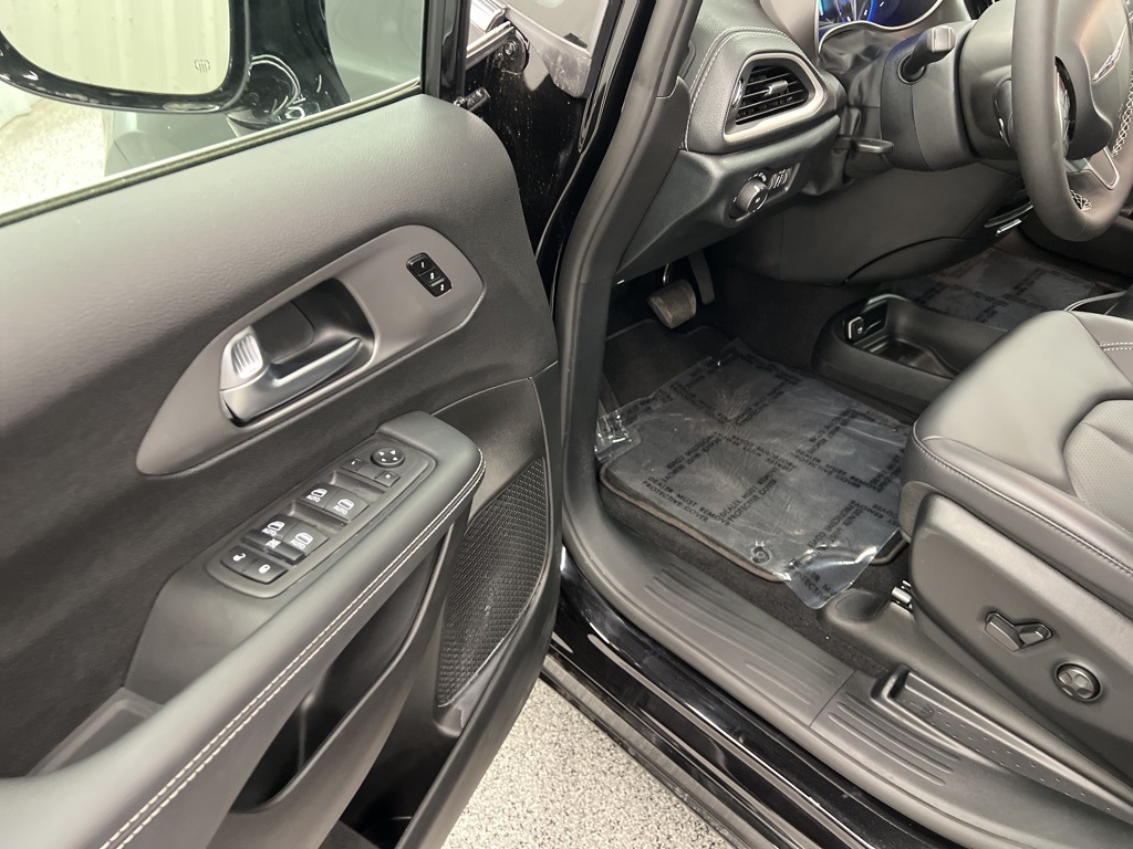 2025 Chrysler Pacifica Select Black at Martin Chrysler Dodge Jeep Ram