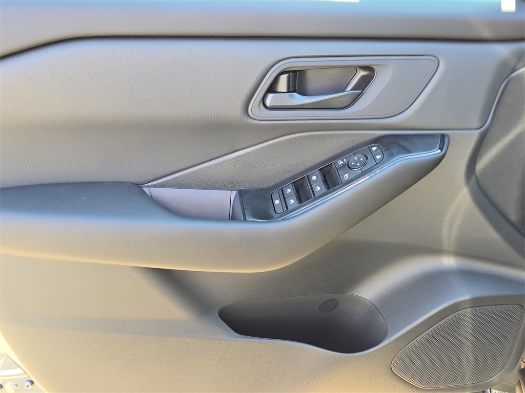 2026 Nissan Rogue S photo 14