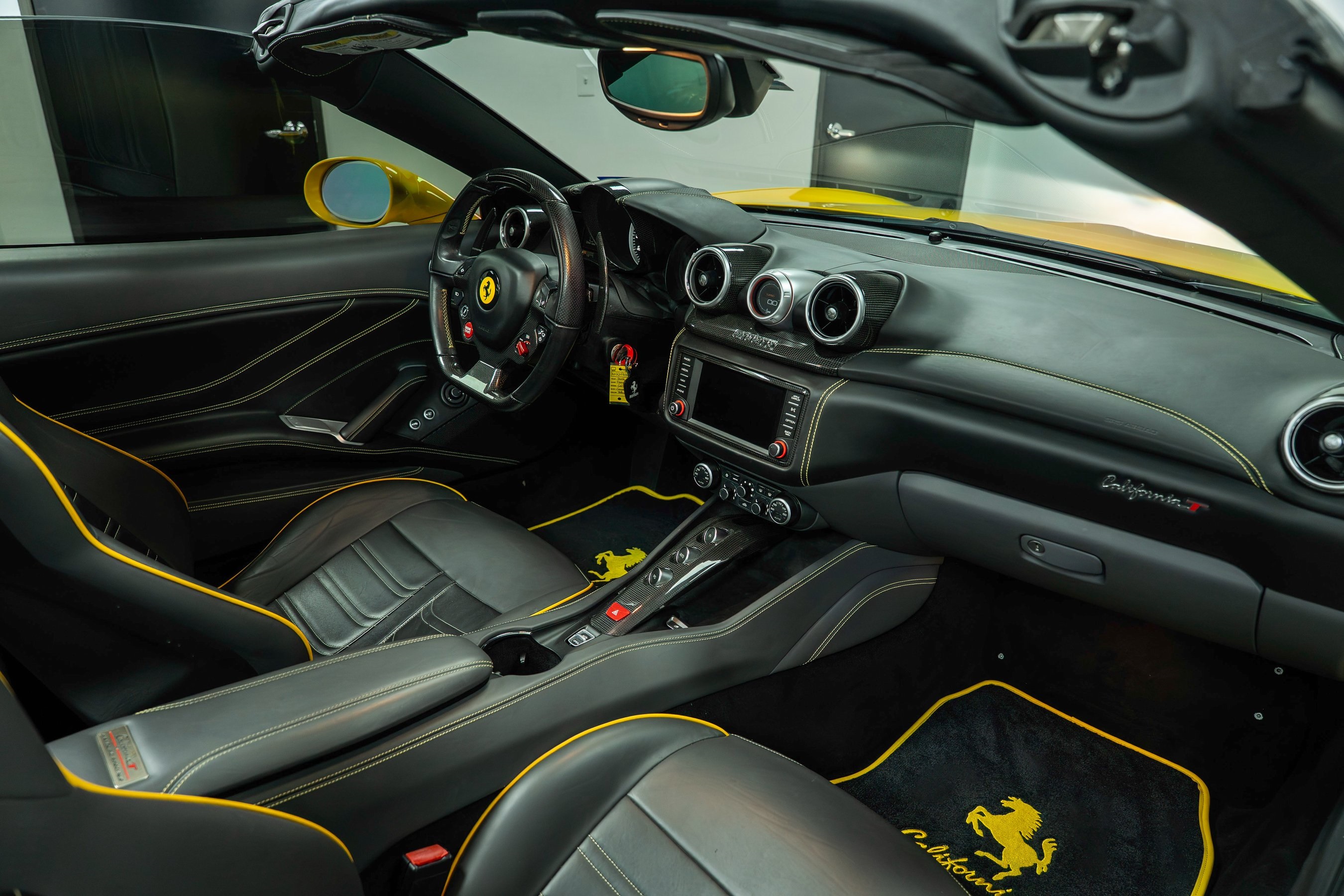 2017 Ferrari California T photo 3