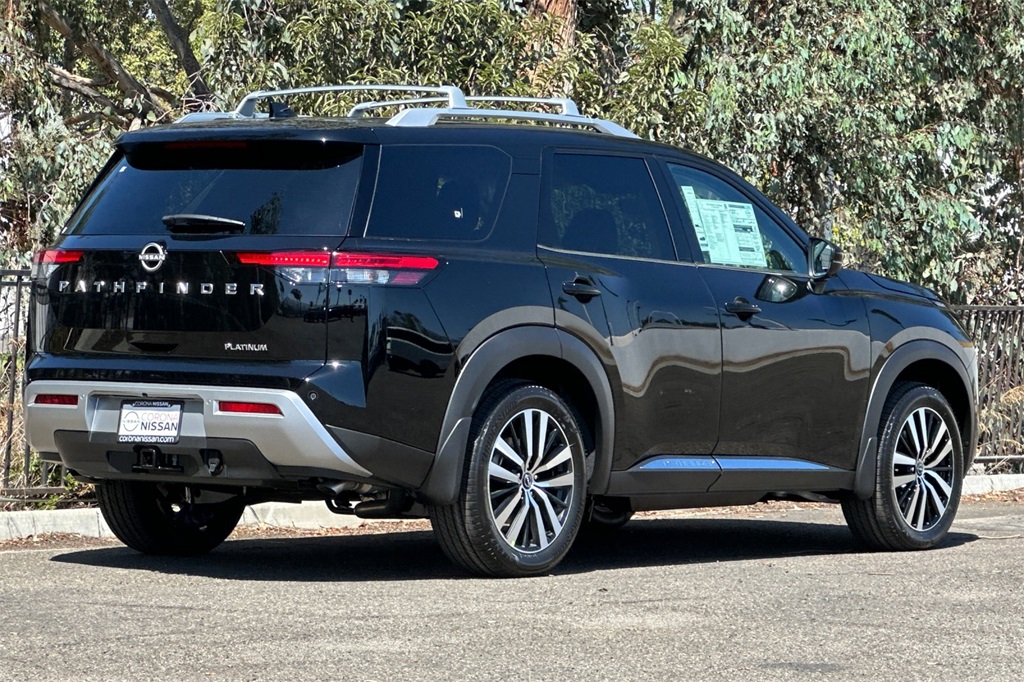 2025 Nissan Pathfinder Platinum photo 2