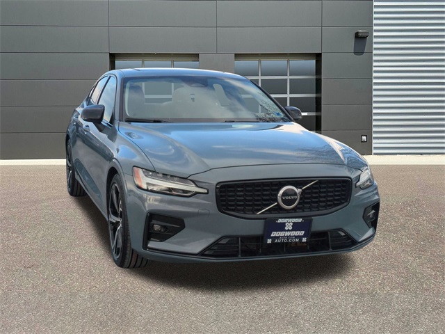 2024 Volvo S60 B5 Core Dark Theme FWD