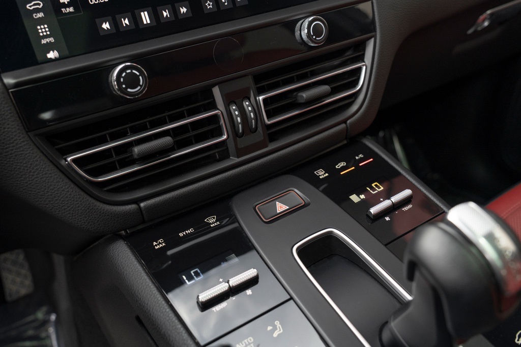 2022 Porsche Macan S - Photo 31