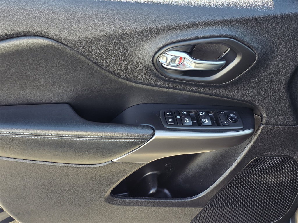 2020 Jeep Cherokee Latitude Black at AutoSavvy Houston Southwest