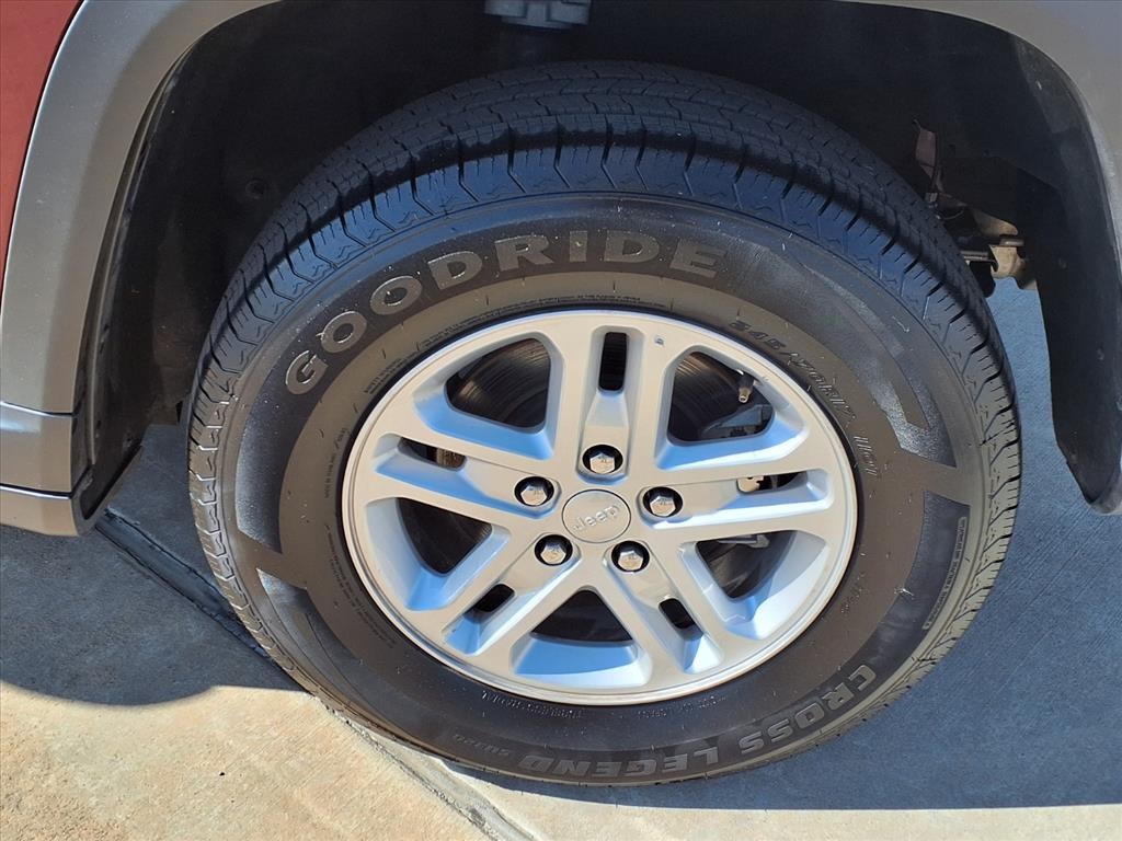 2024 Jeep Grand Cherokee Laredo Red at Mac Haik CDJR North Houston