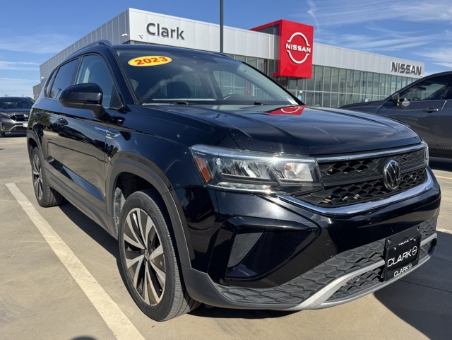 2023 Volkswagen Taos SE photo 2