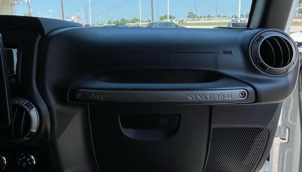 2016 Jeep Wrangler Unlimited Sport White at Autostrade