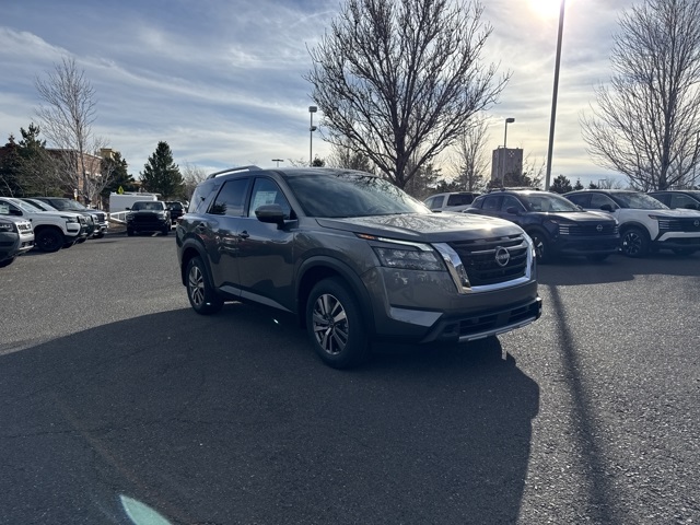 2025 Nissan Pathfinder SL's photo