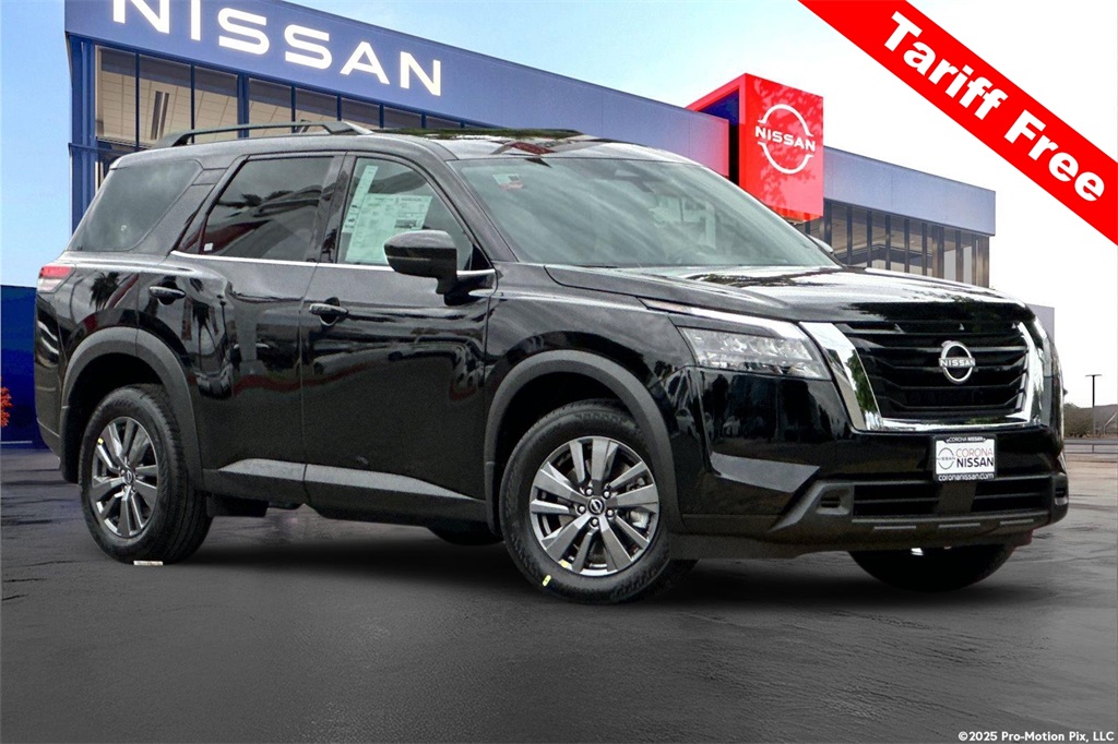 2025 Nissan Pathfinder SV's photo
