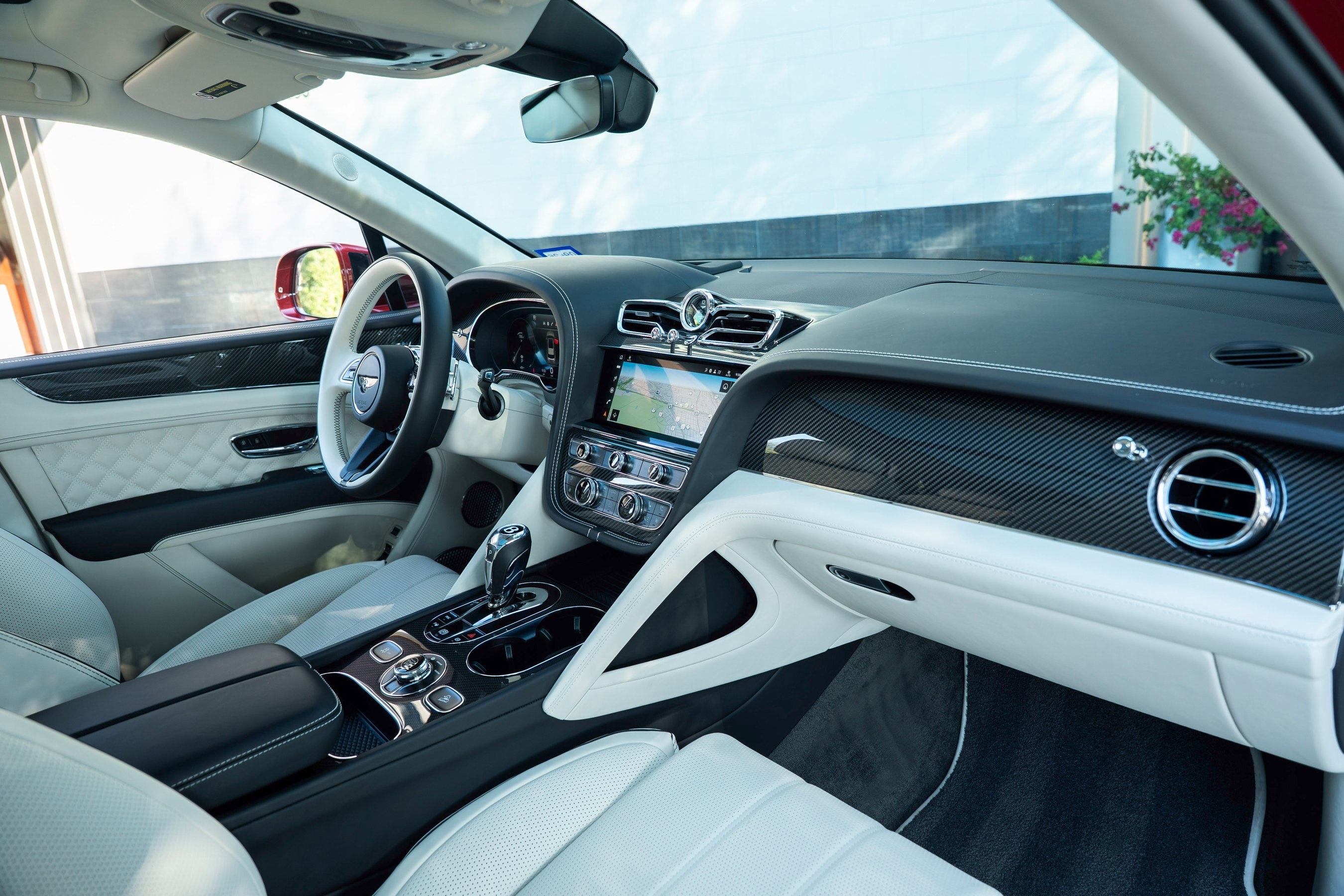2022 Bentley Bentayga V8 photo 3