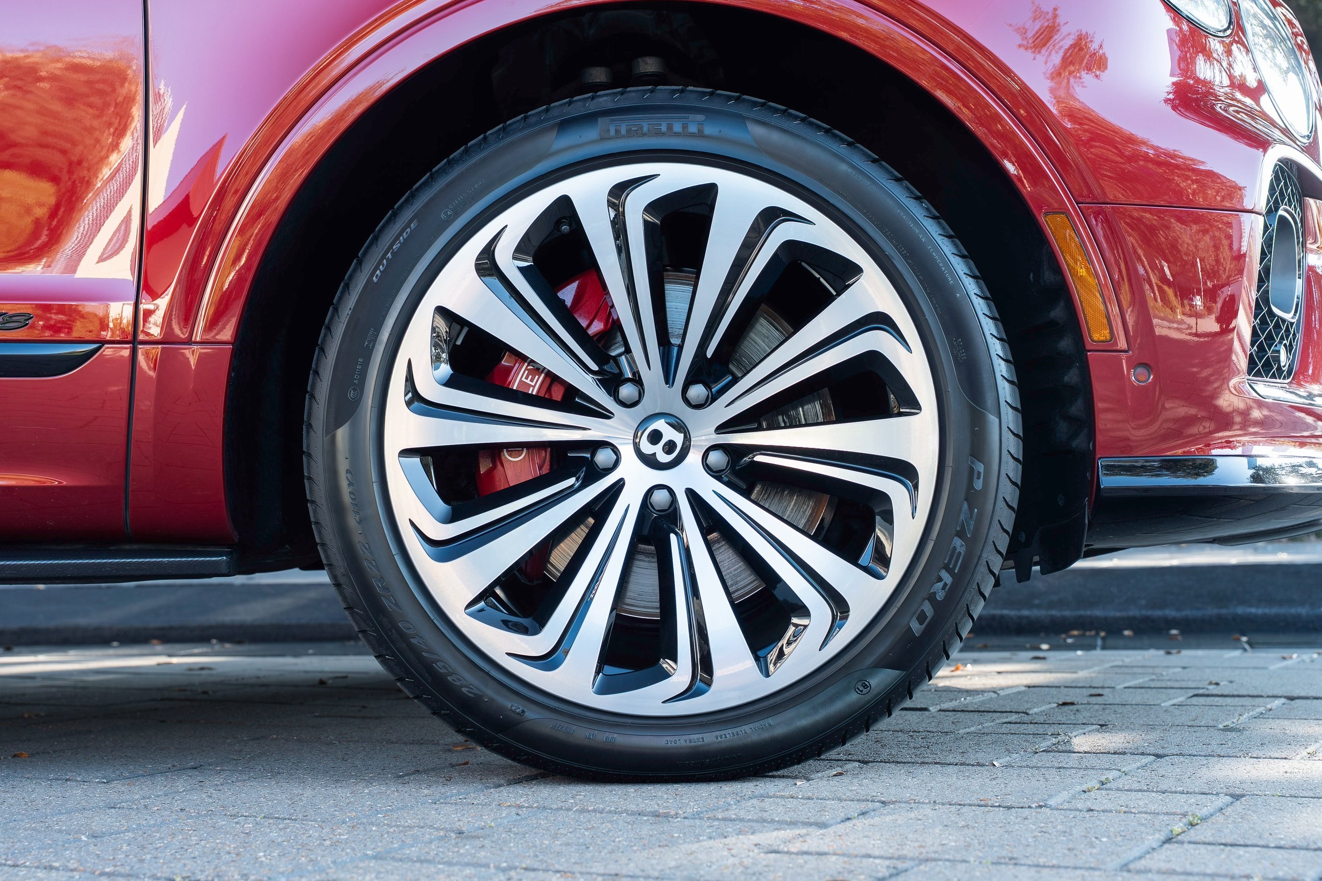 2022 Bentley Bentayga V8 photo 3