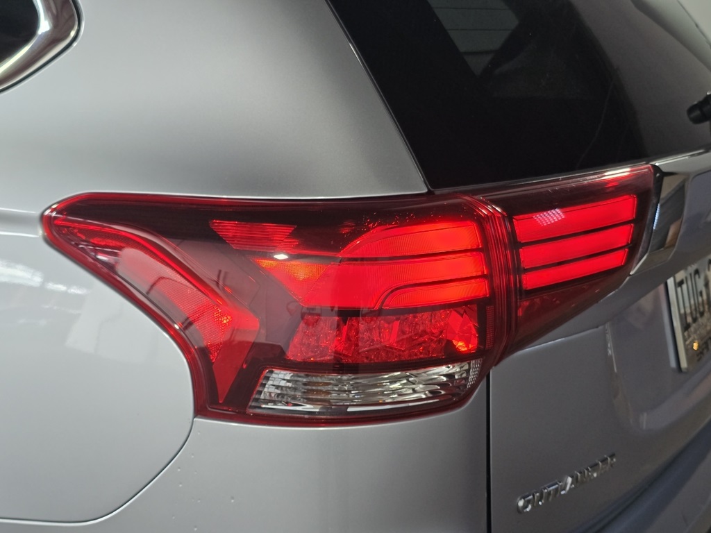 Thumbnail: 2016 Mitsubishi Outlander - 10