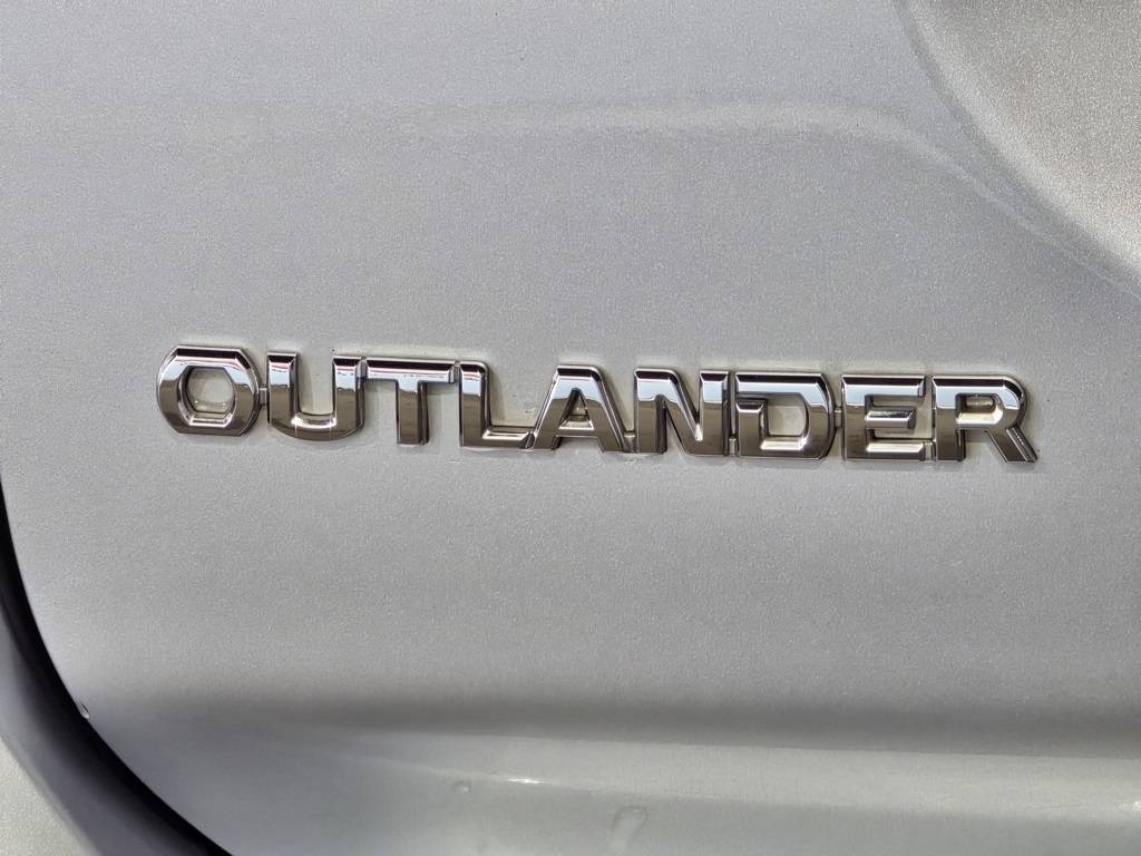 Thumbnail: 2016 Mitsubishi Outlander - 11