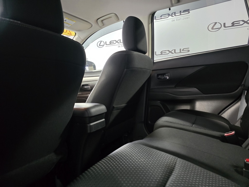 Thumbnail: 2016 Mitsubishi Outlander - 26