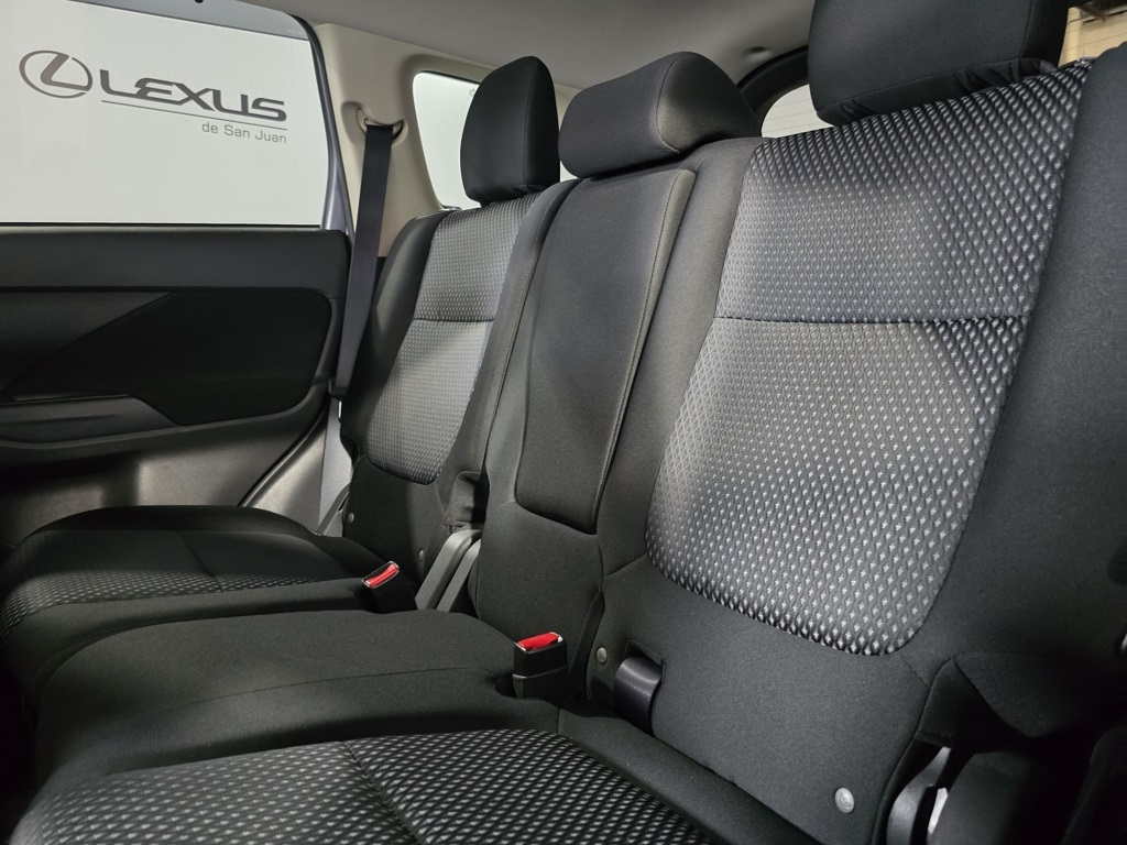 Thumbnail: 2016 Mitsubishi Outlander - 27