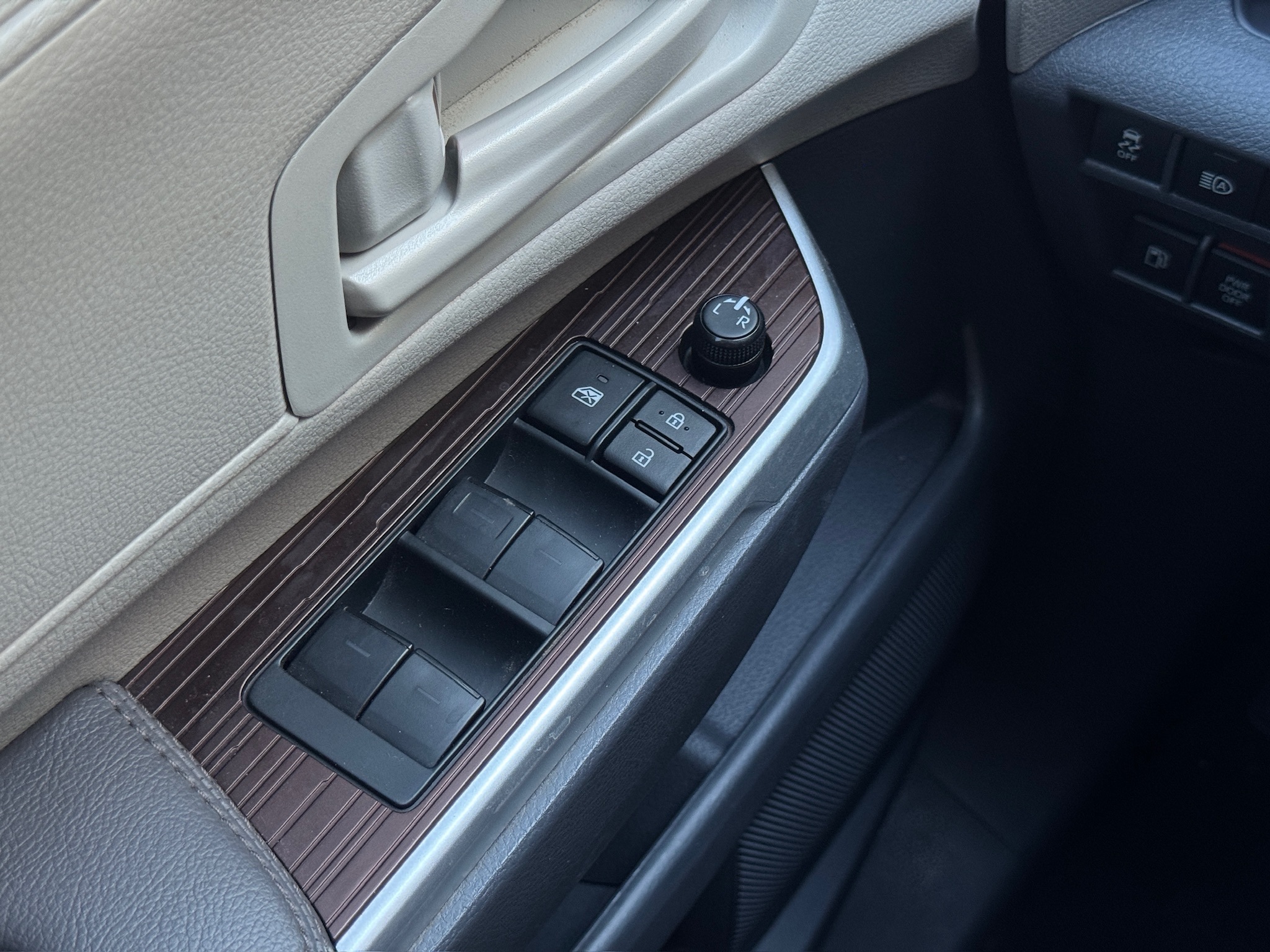 2024 Toyota Sienna LE  at Gullo Toyota