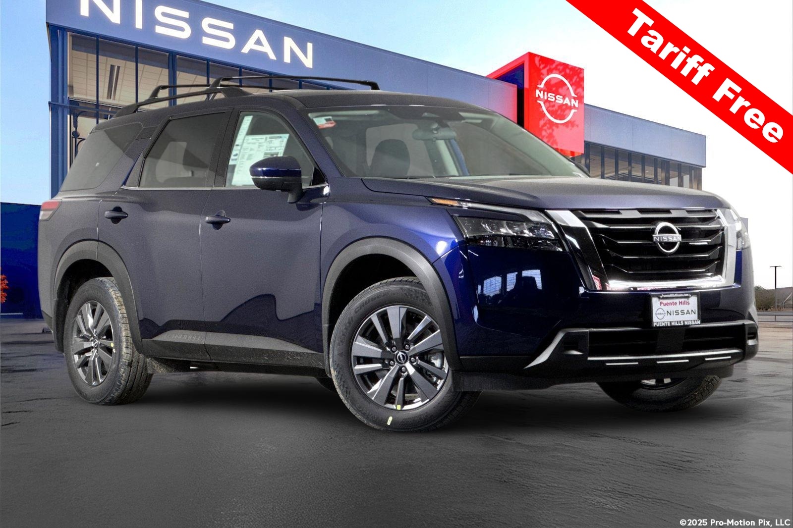 2025 Nissan Pathfinder SV's photo