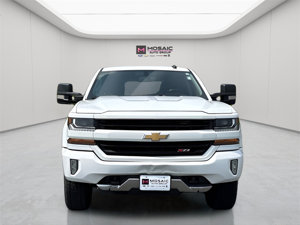 Used 2018 Chevrolet Silverado 1500 LT with VIN 3GCUKREC0JG618628 for sale in Zumbrota, Minnesota