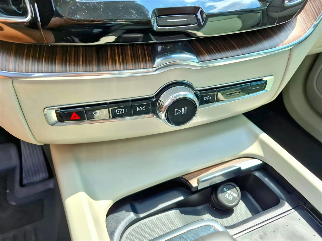 2022 Volvo XC60 B5 Momentum White at Ultimate Motorsports