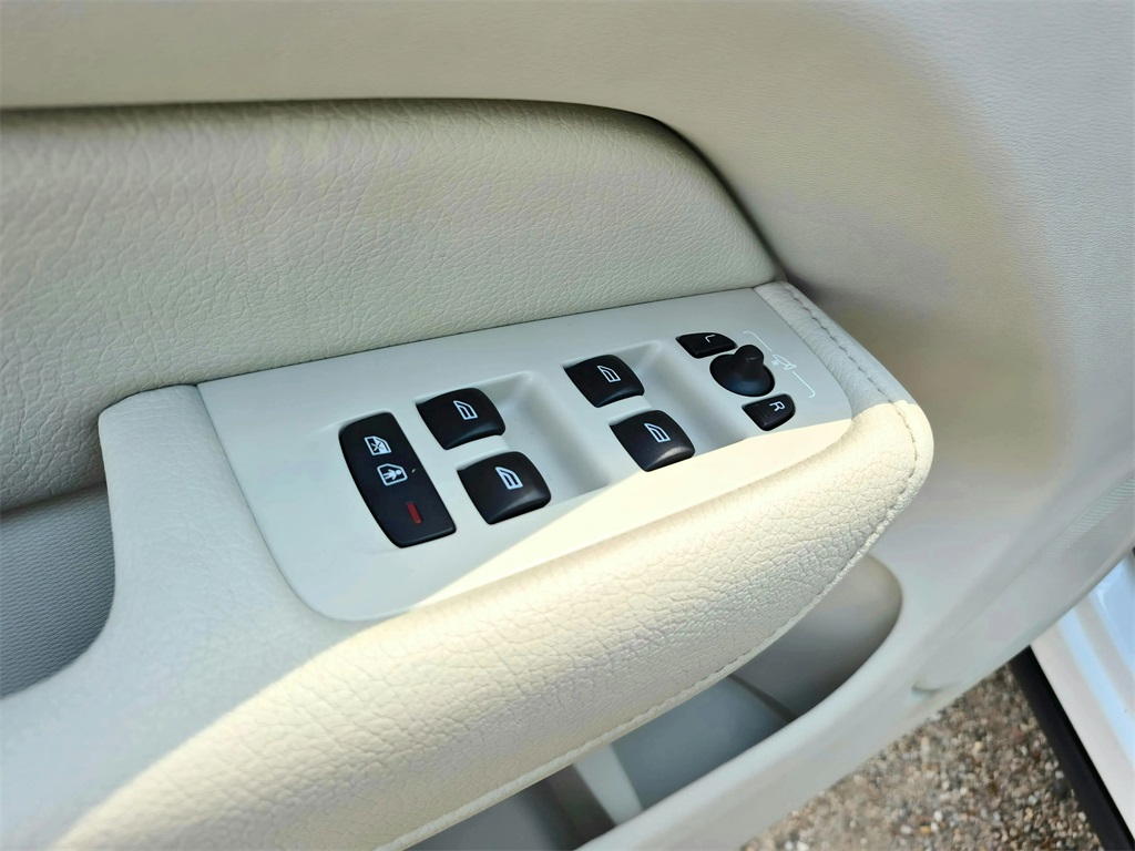 2022 Volvo XC60 B5 Momentum White at Ultimate Motorsports