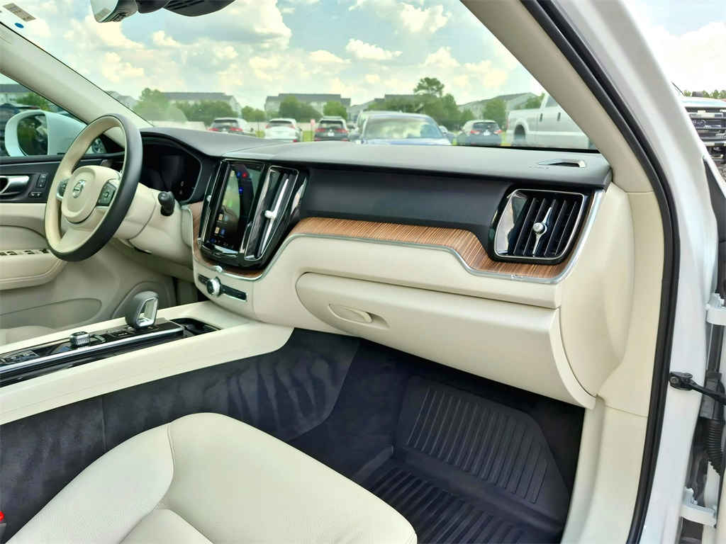 2022 Volvo XC60 B5 Momentum White at Ultimate Motorsports